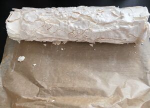 Zwijanie rolady bezowej