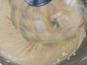 ubijanie masła i cukru do ciasta makowego makowiec japoński