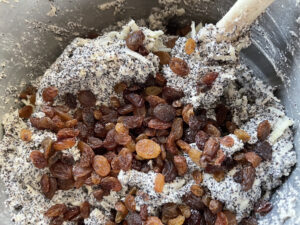 jabłka i rodzynki w masie makowej do makowca japońskiego