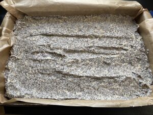 przekładanie ciasta makowego na blaszkę makowiec japoński