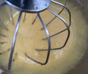 Ucieranie żółtek z cukrem do masy serowej sernika snikers