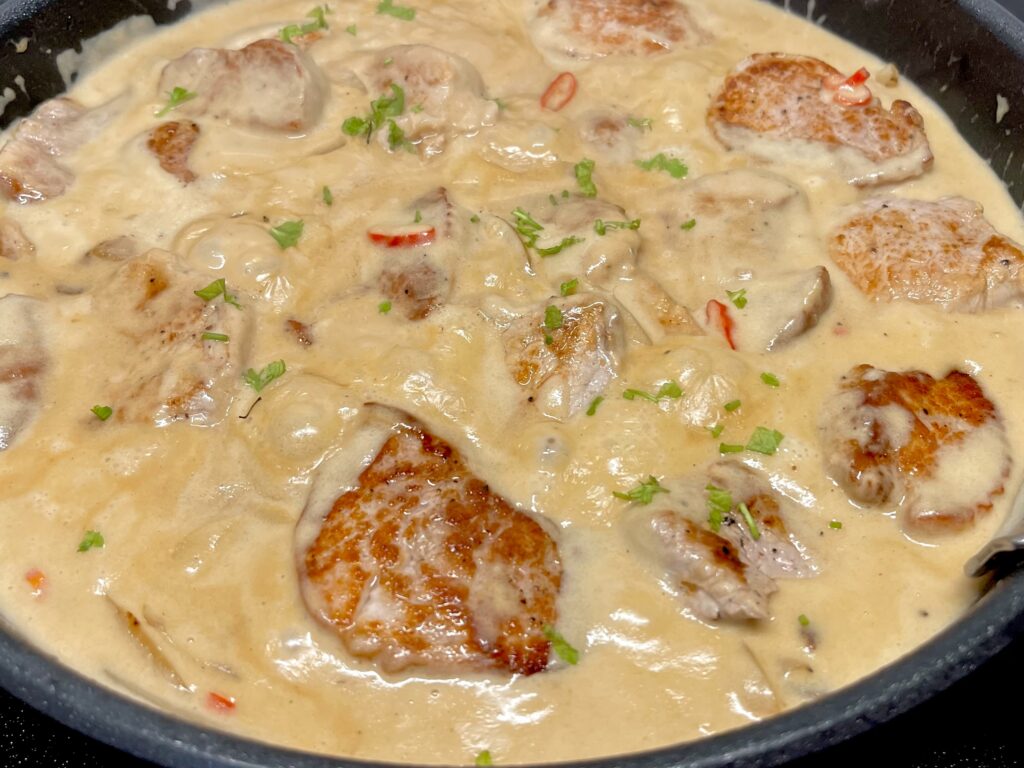 Polędwiczki wieprzowe w kremowym sosie grzybowym