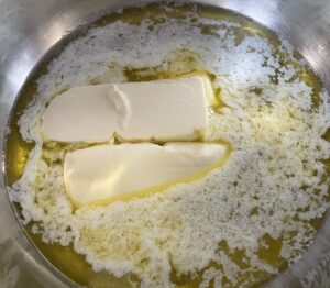 Roztapiamy masło w garnku