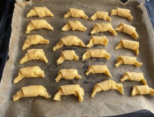 Rogaliki z jabłkami na blaszce do pieczenia