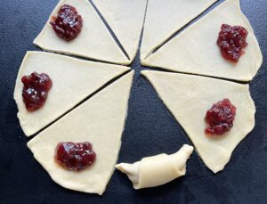 Ciasto z nadzieniem zawijamy w rogale