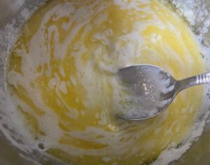 Mleko wlane do masła w garnuszku