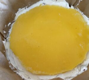 Tort beczka z żelką mango, malinami i szpinakowym biszkoptem - 0F6D2587 1141 4FA3 BEF5 3136B6183E79