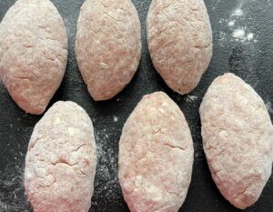 Zrazy tatarskie z mielonej wołowiny - 115F541C D6B9 4FA1 91F9 36895D492B95 scaled e1744619833839