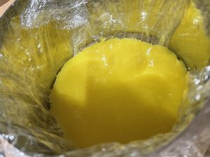 Tort beczka z żelką mango, malinami i szpinakowym biszkoptem - 4AB81997 2509 4C41 B988 4A2851CEE411