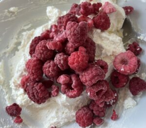 Tort beczka z żelką mango, malinami i szpinakowym biszkoptem - 4DA2DCAF E2E4 47EC 9C86 D547CBA1E155