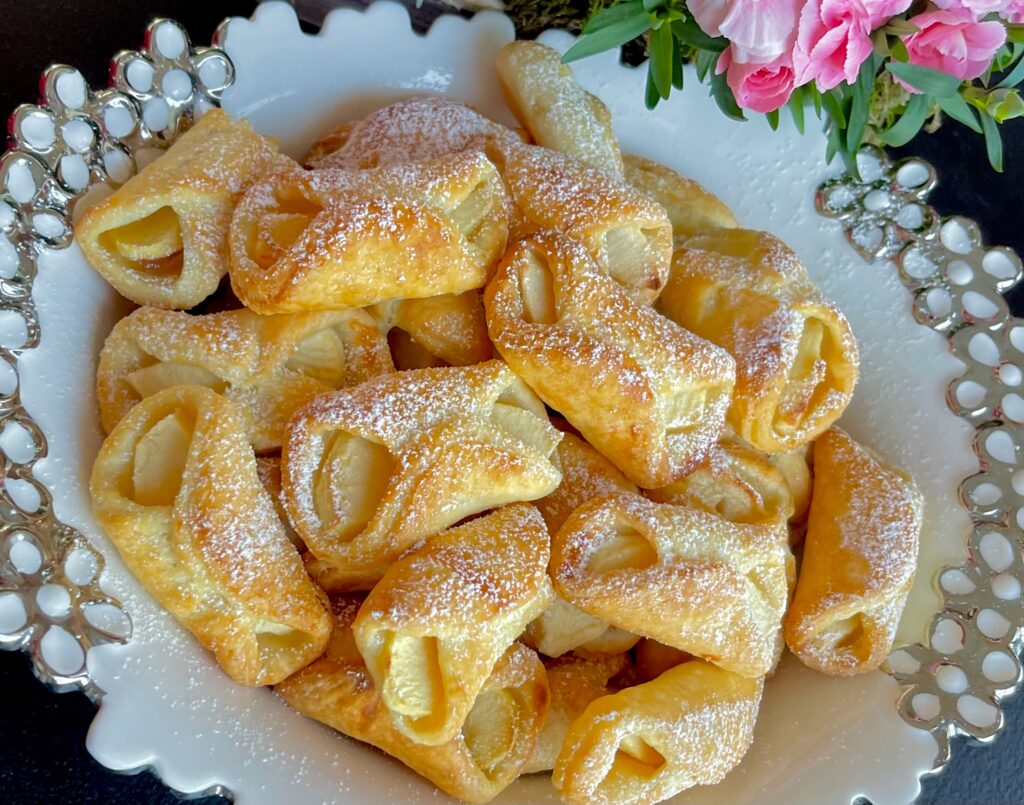 Rożki z jabłkami – szybkie ciasteczka serowe