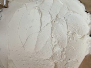 Tort beczka z żelką mango, malinami i szpinakowym biszkoptem - 9E8E767A 3069 4FF6 8D15 69E8E2B636E3