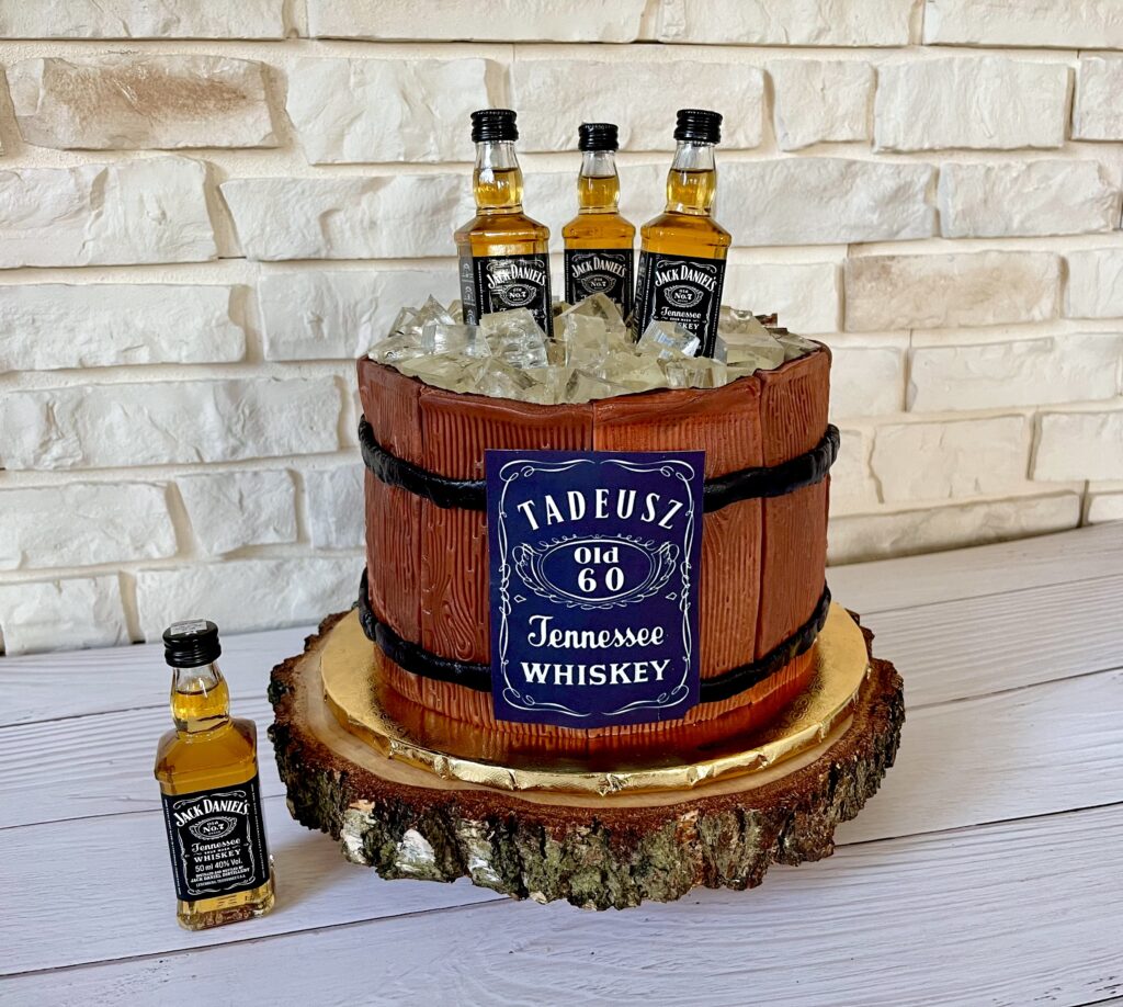 Tort beczka z żelką mango, malinami i szpinakowym biszkoptem