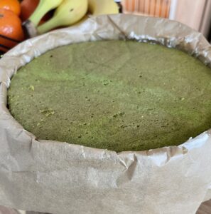 Tort beczka z żelką mango, malinami i szpinakowym biszkoptem - B9685034 6094 4439 BC9E ADCA616AA701
