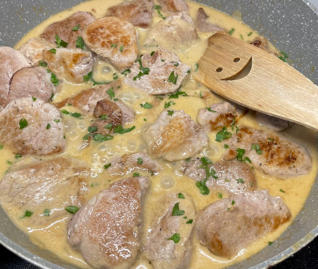 Polędwiczki w kremowym sosie musztardowym