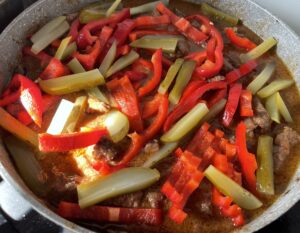 ogórki kiszone i papryka dodane do strogonowa