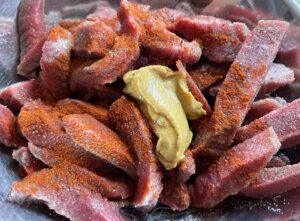 marynowanie mięsa wołowego na strogonow z winem i pieczarkami