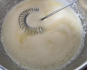 Roztopione masło w garnuszku