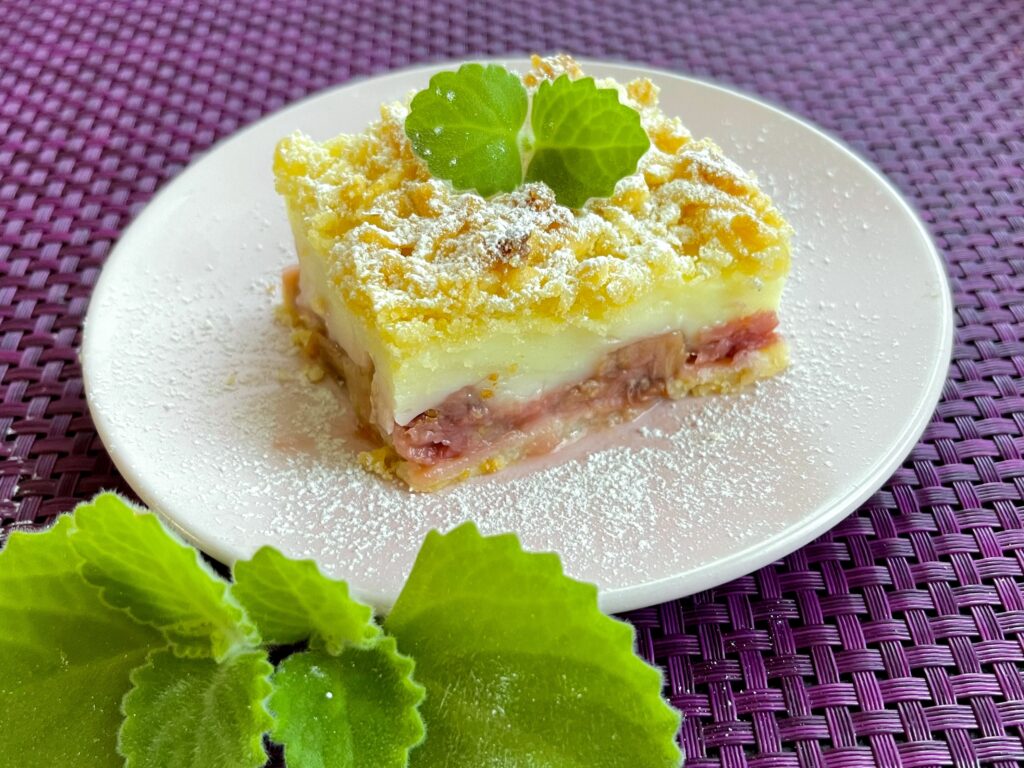Kruche ciasto z masą budyniową i rabarbarem