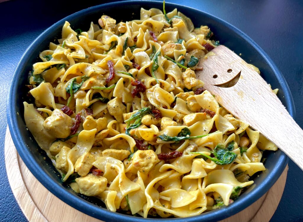Makaron z kurczakiem w sosie curry