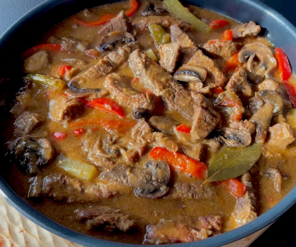 Strogonow z winem i pieczarkami