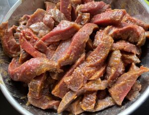 marynowana wołowina odstawiona do lodówki