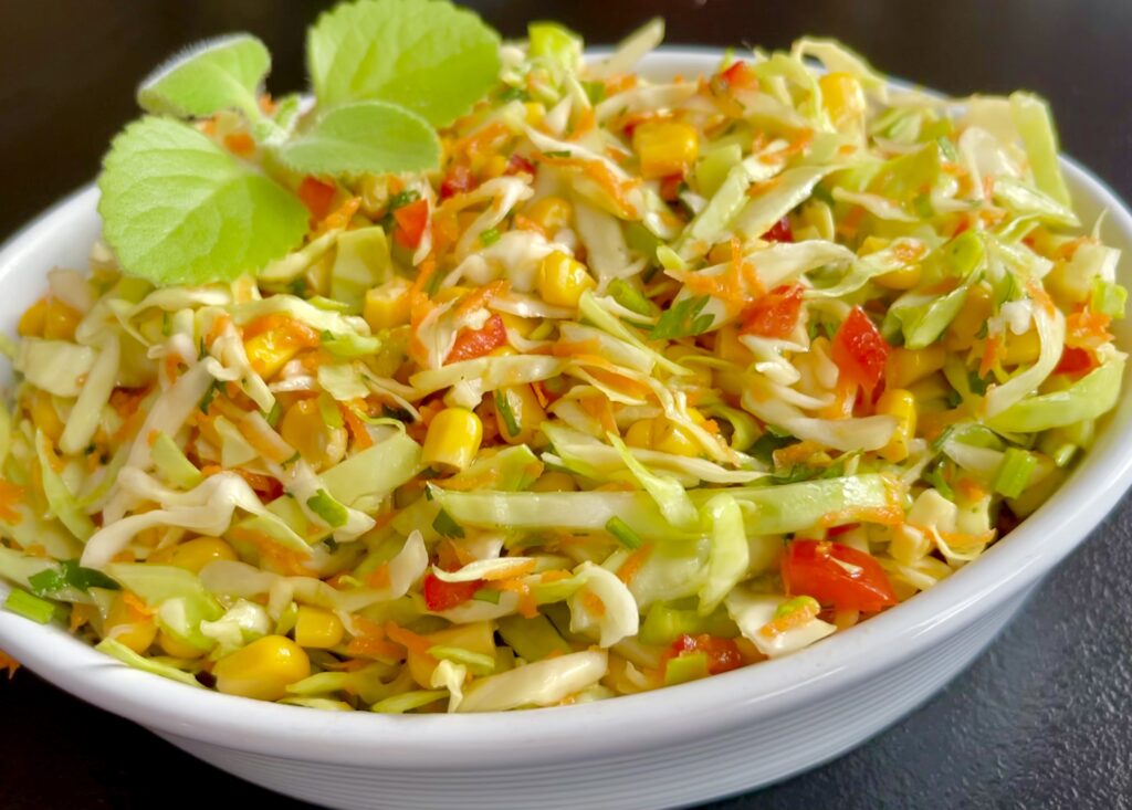 Świeża surówka z młodą kapustą