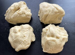 Ciasto na rogale podzielone na części