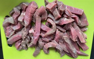 pokrojona wołowina na strogonow z winem