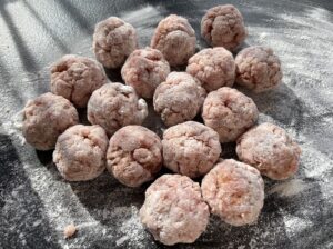 Wiosenny garnek z klopsikami - FA0FDD9D 2E97 49BC 85B5 F70CCA01CF3C