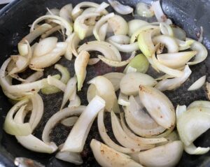 cebula i pieczarki smażone do strogonowa