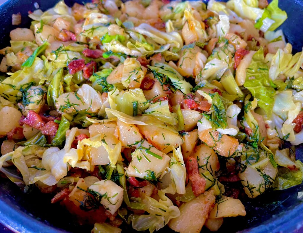 Potrawka z młodej kapusty z ziemniaczkami i boczkiem