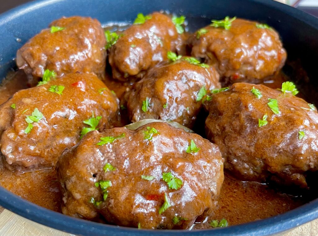 Faszerowane zraziki z mięsa mielonego w pysznym sosie