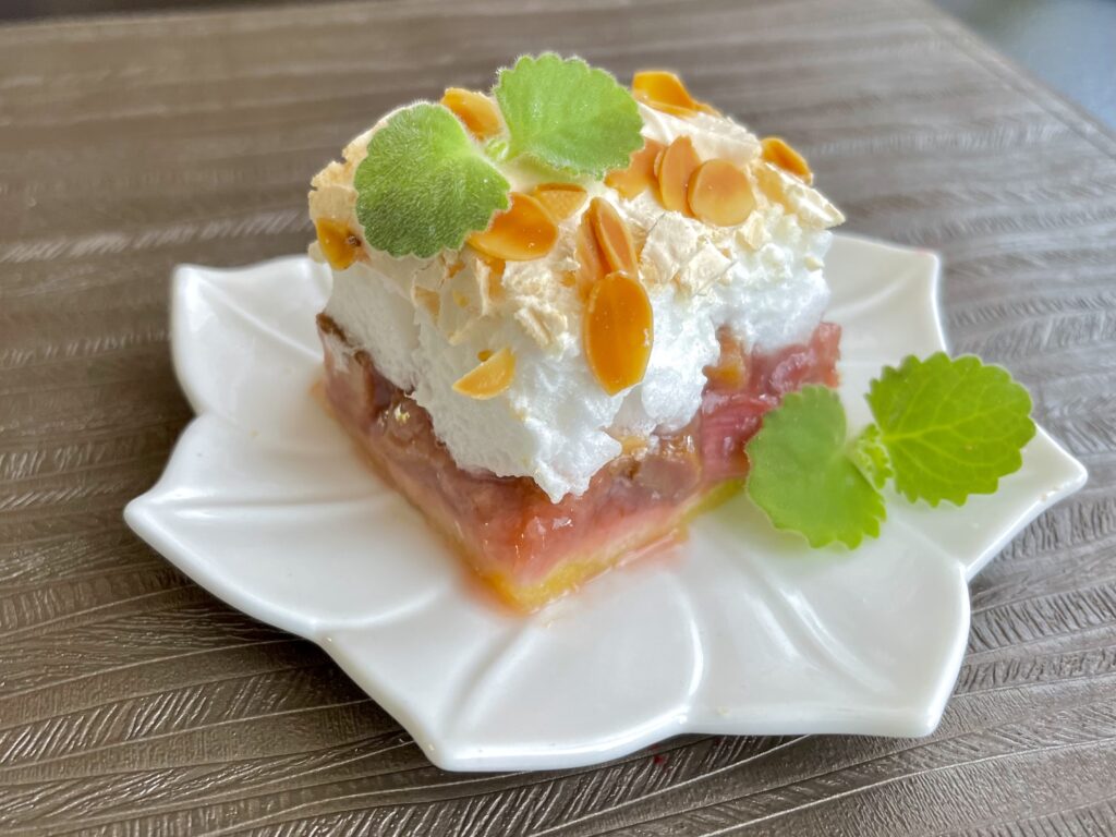 Ciasto bezowe z rabarbarem