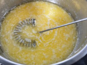 Roztopione masło z mlekiem