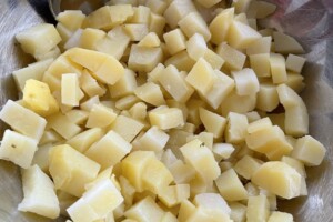 Wiosenna sałatka ziemniaczana - nie tylko do grilla! - 61C29CEC 8496 44B2 B505 FD5008C5DFFD scaled e1778837497344