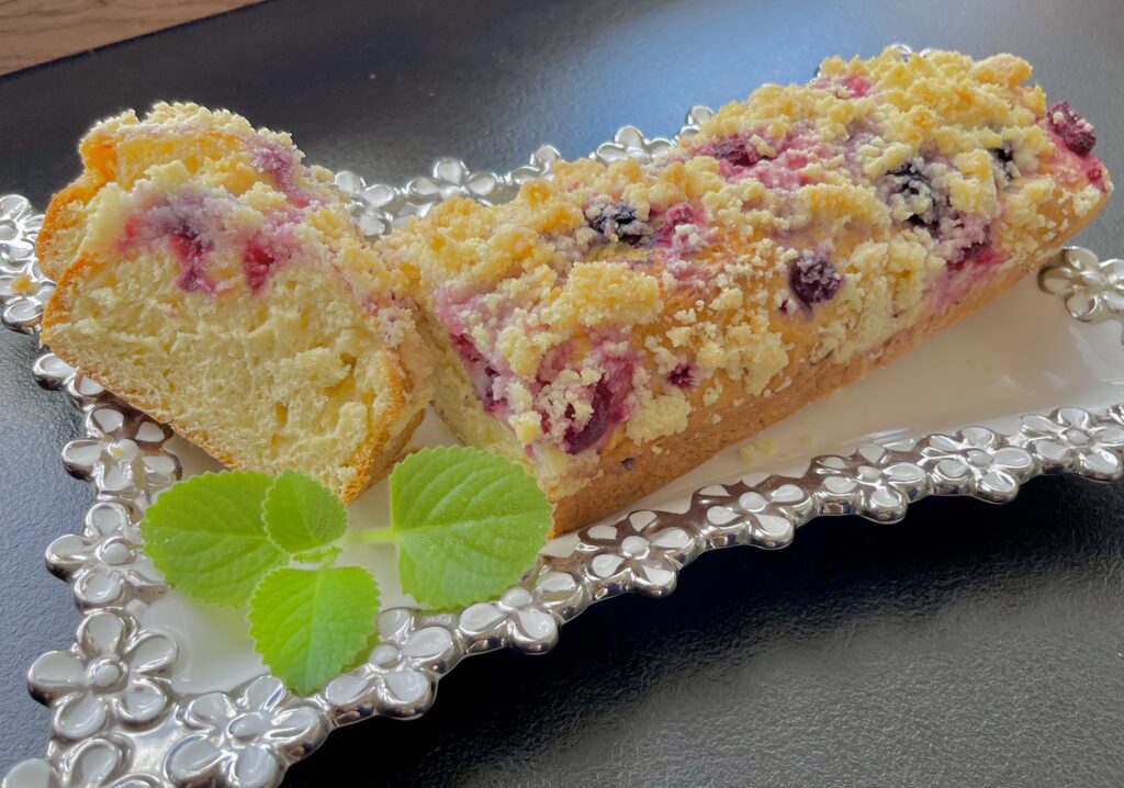 Waniliowe ciacho z owocami i kruszonką