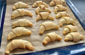 Pieczenie rogalików z kajmakiem w piekarniku na złoty kolor