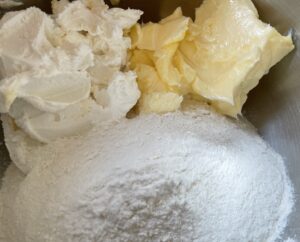 Mąka, ser i masło w misce – składniki na kruche rogaliki z kajmakiem