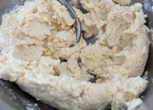 Zagniatanie ciasta na rogaliki z kajmakiem w misce – delikatne, maślane ciasto
