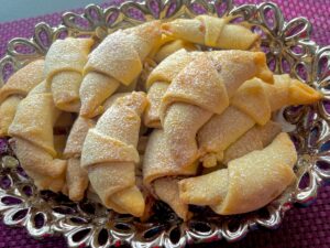 Świeżo upieczone rogaliki z kajmakiem – idealnie kruche i delikatne.