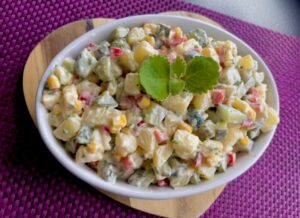 Sałatka imprezowa z papryką i ogórkiem kiszonym