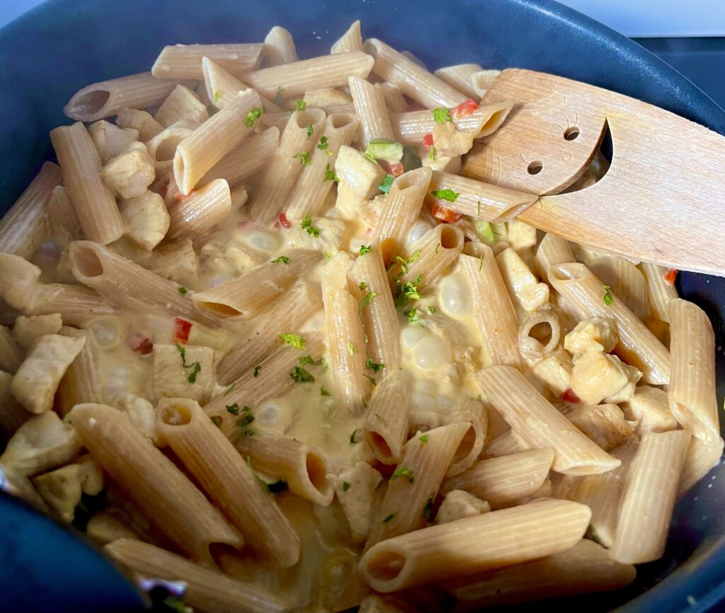 Makaron z kurczakiem i cukinią w pysznym kremowym sosie