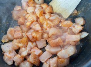 smażenie mięsa na patelni