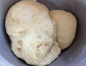 wyrastające ciasto na drożdżówkę ze śliwkami