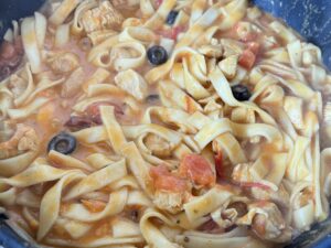 Makron z kurczakiem i pomidorami w kremowym sosie curry - B1A95AA1 8DA2 449A 869B B6987DC68AF5