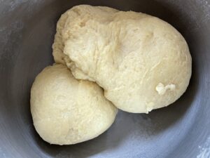 wyrabianie ciasta na drożdżówkę ze śliwkami