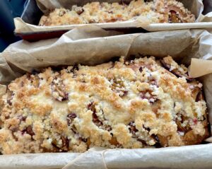 pieczenie drożdżówki ze śliwkami w piekarniku