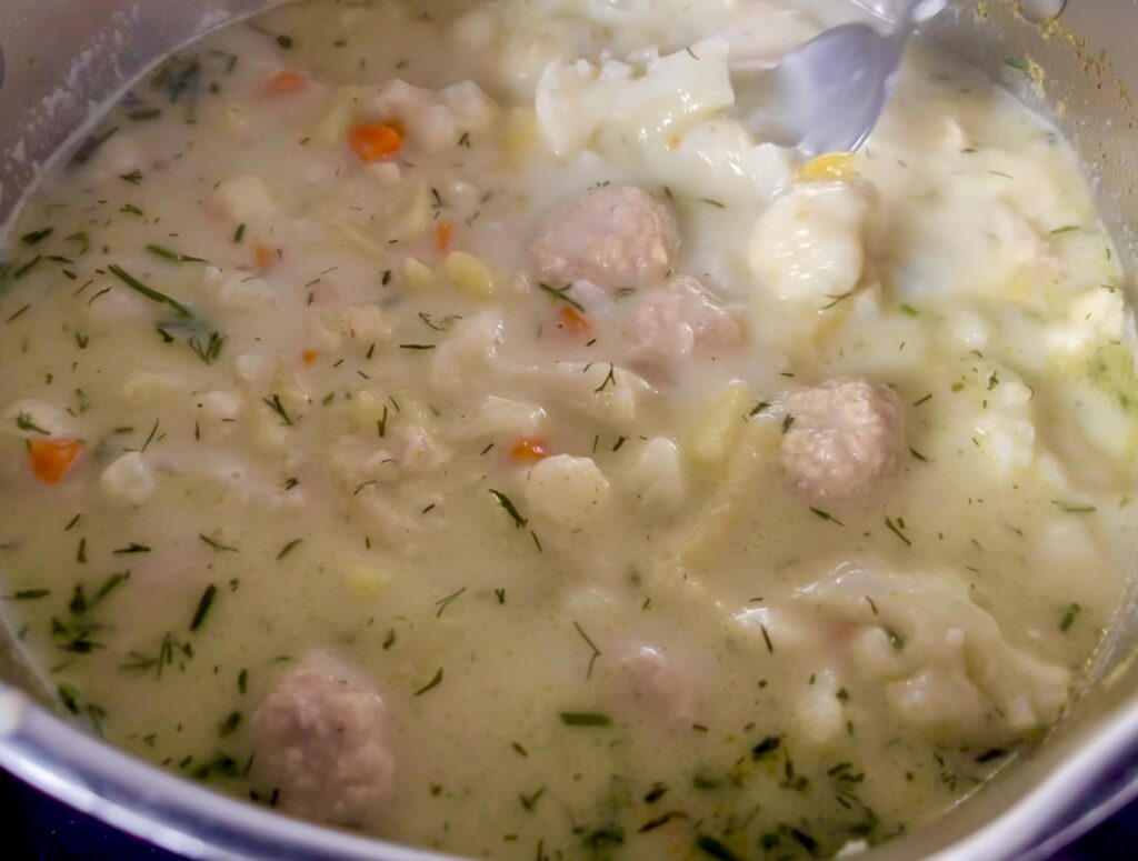 Zupa kalafiorowa z klopsikami