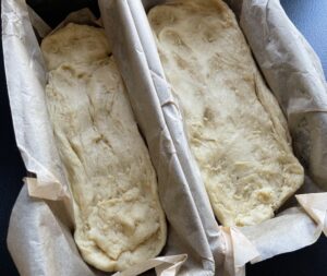 ciasto drożdżowe w foremce do drożdżówki